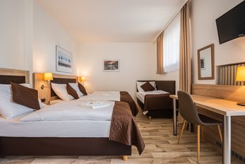 EA Hotel Lipno - Doppelzimmer mit zwei zusätzlichen Betten