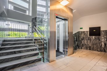 EA Hotel Lipno - Treppenhaus, Aufzug