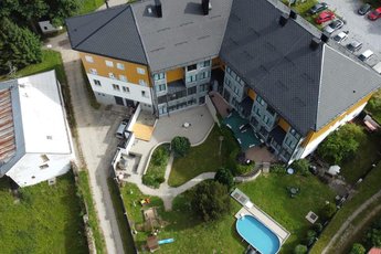 EA Hotel Lipno u Černé v Pošumaví - budova hotelu z ptačí perspektivy