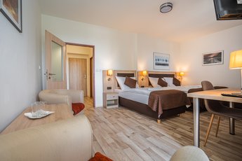 EA Hotel Lipno - Doppelzimmer mit zwei zusätzlichen Betten
